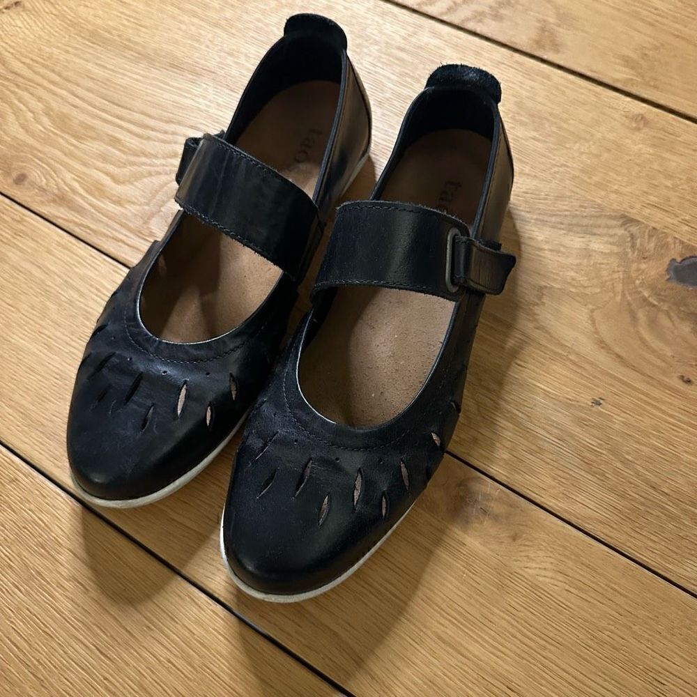 Taos black leather flats 39
